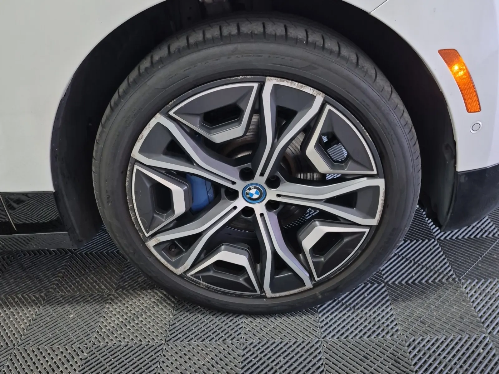 Right Front Wheel/Tire Photo