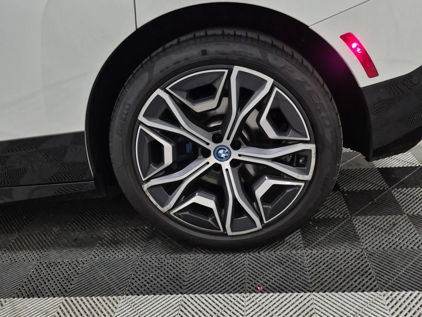 Left Rear Wheel/Tire Photo