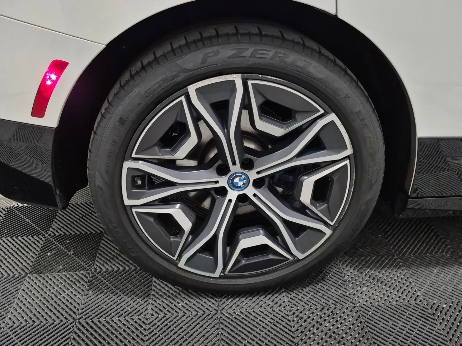 Right Rear Wheel/Tire Photo