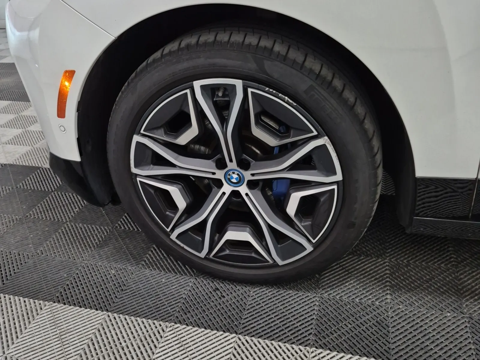 Front driver wheel/tire photo