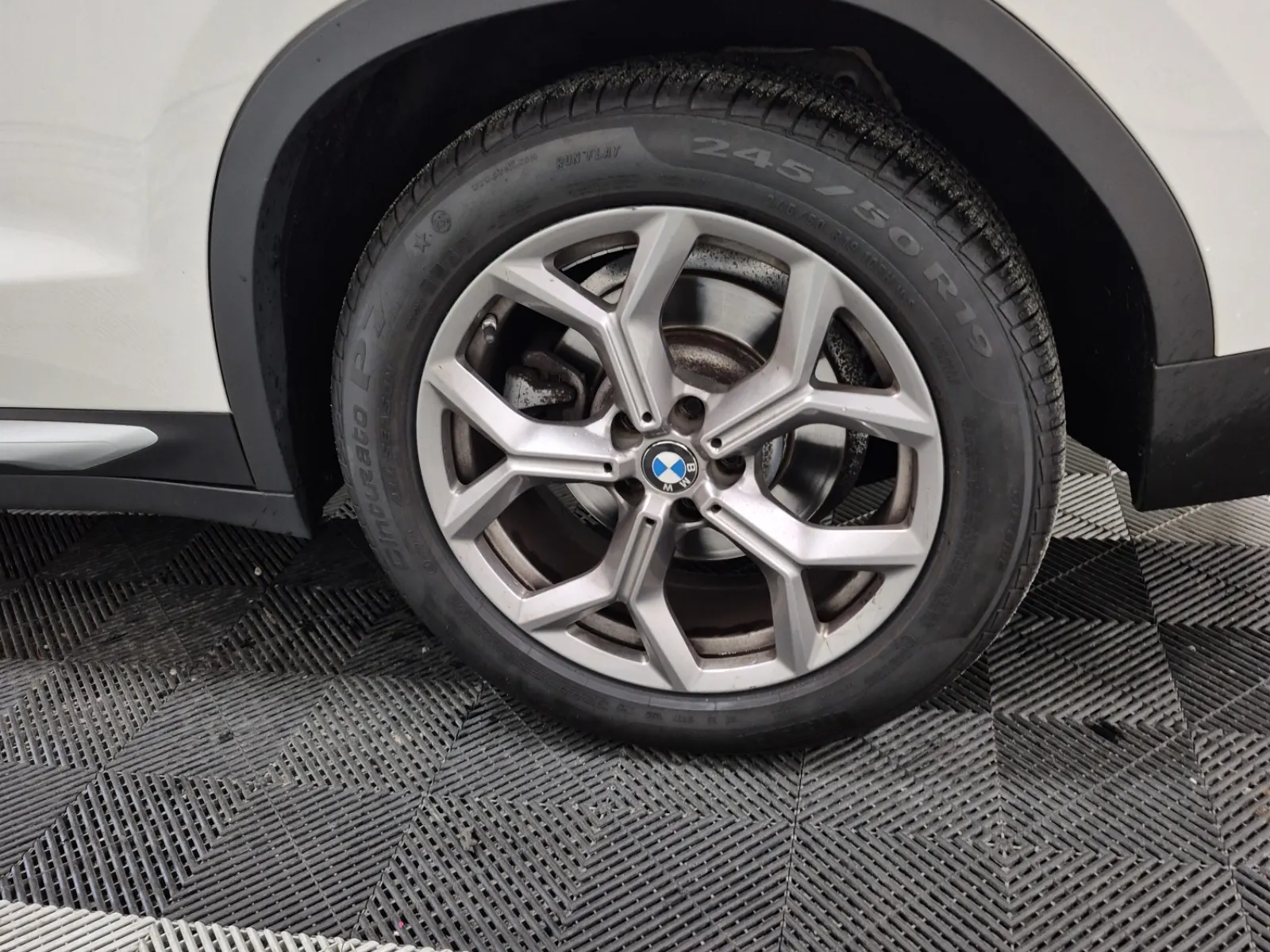 Left Rear Wheel/Tire Photo