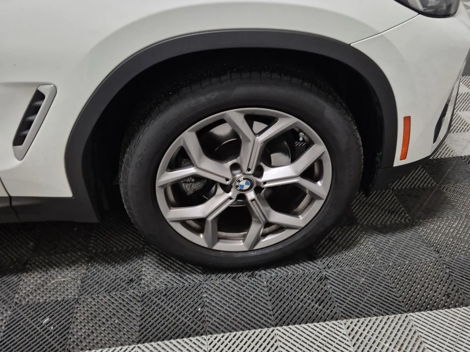Right Front Wheel/Tire Photo