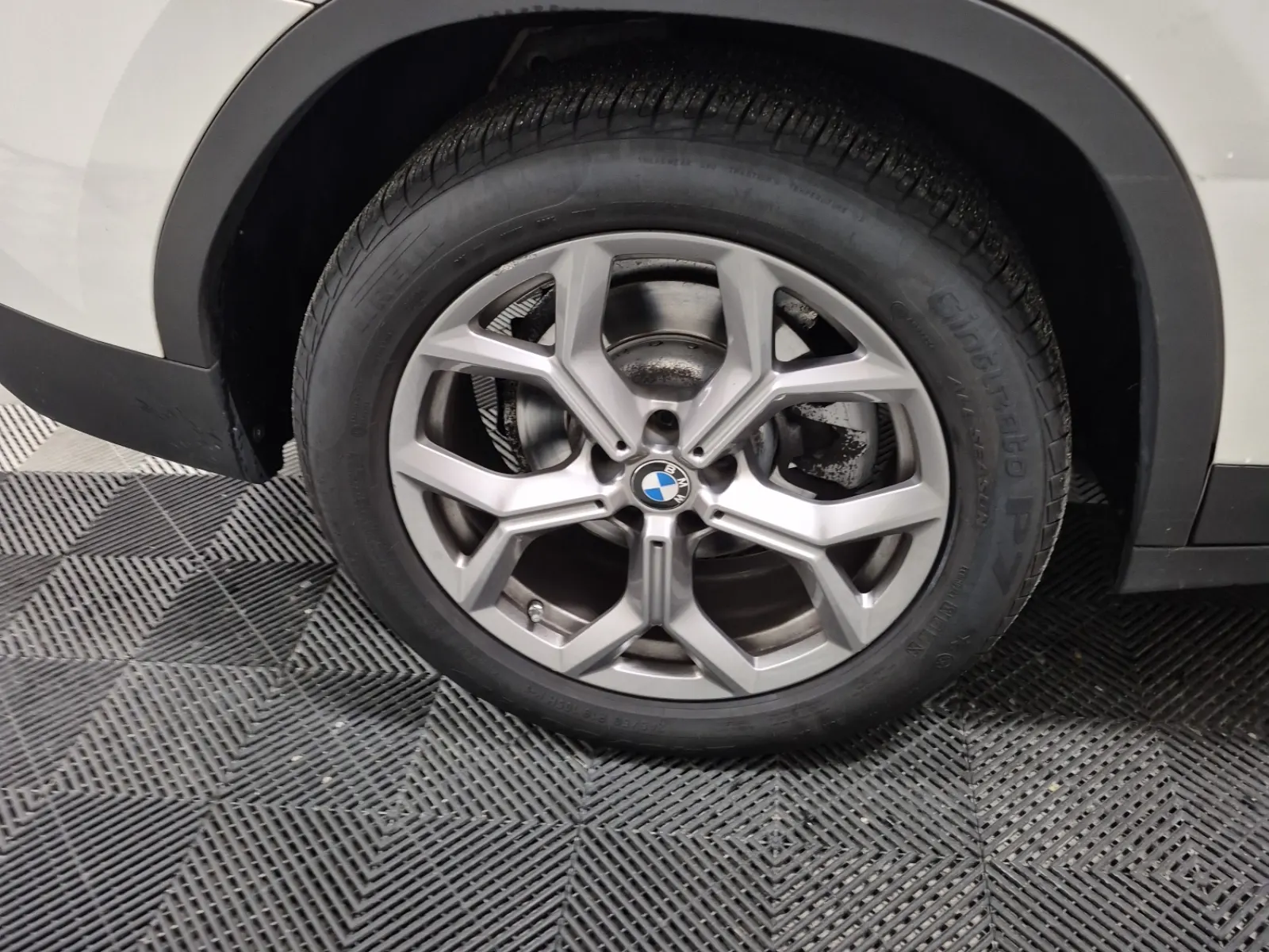 Right Rear Wheel/Tire Photo