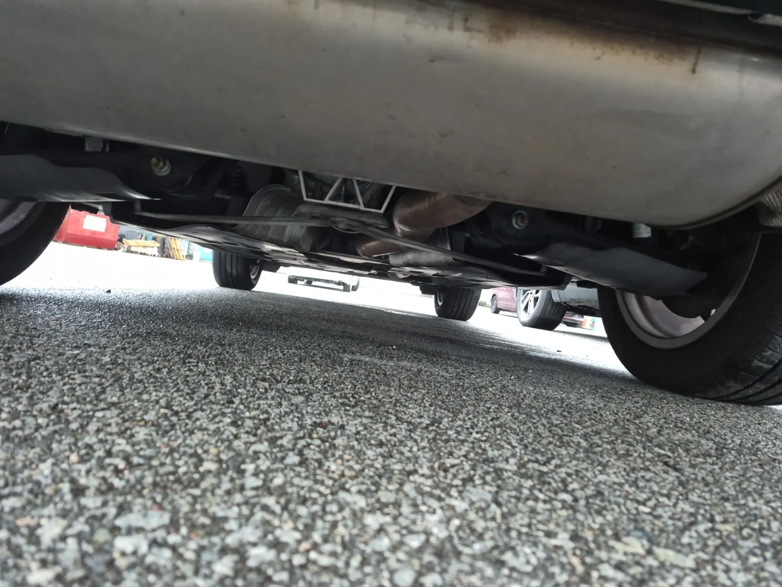 Undercarriage - Rear Photo