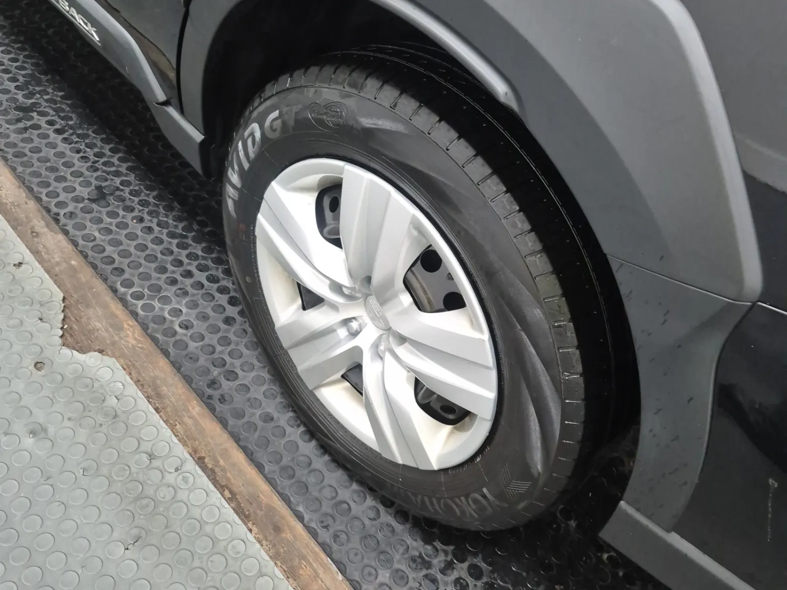 Left Rear Wheel/Tire Photo