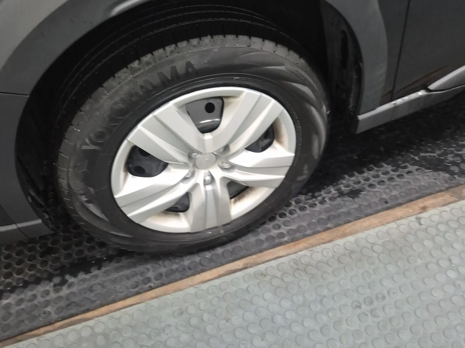 Front driver wheel/tire photo