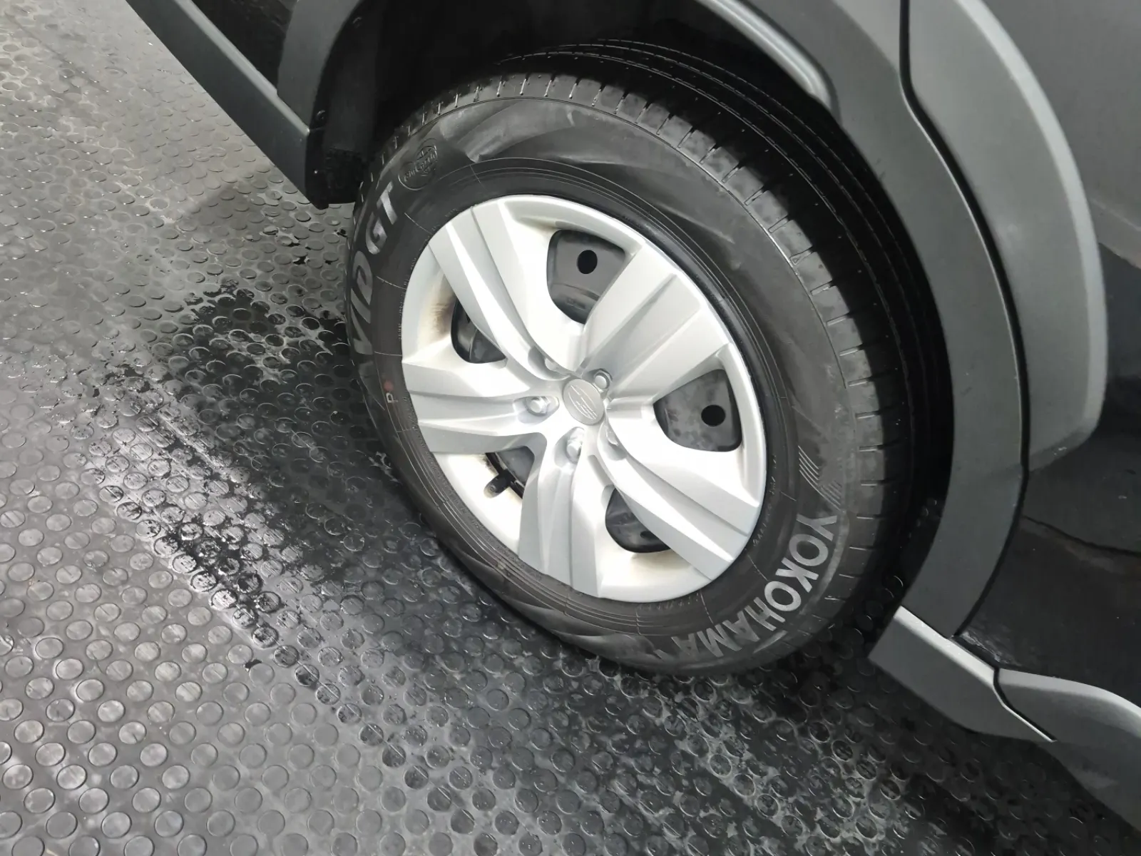 Right Rear Wheel/Tire Photo