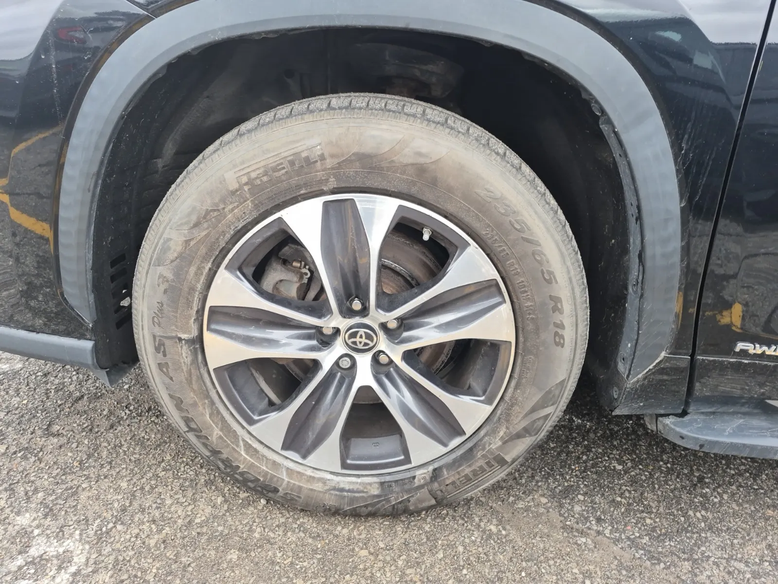 Front driver wheel/tire photo