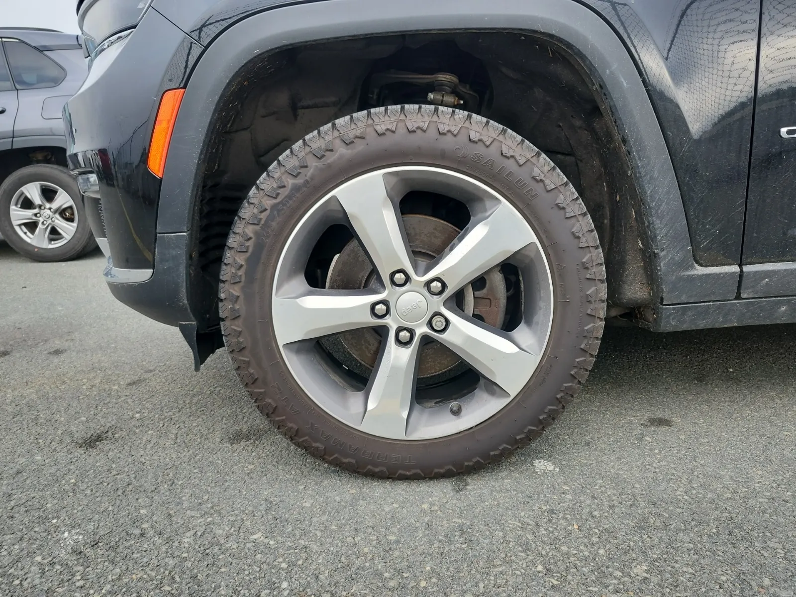 Front driver wheel/tire photo