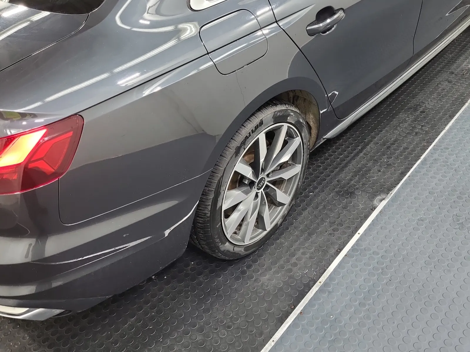 Right Rear Wheel/Tire Photo