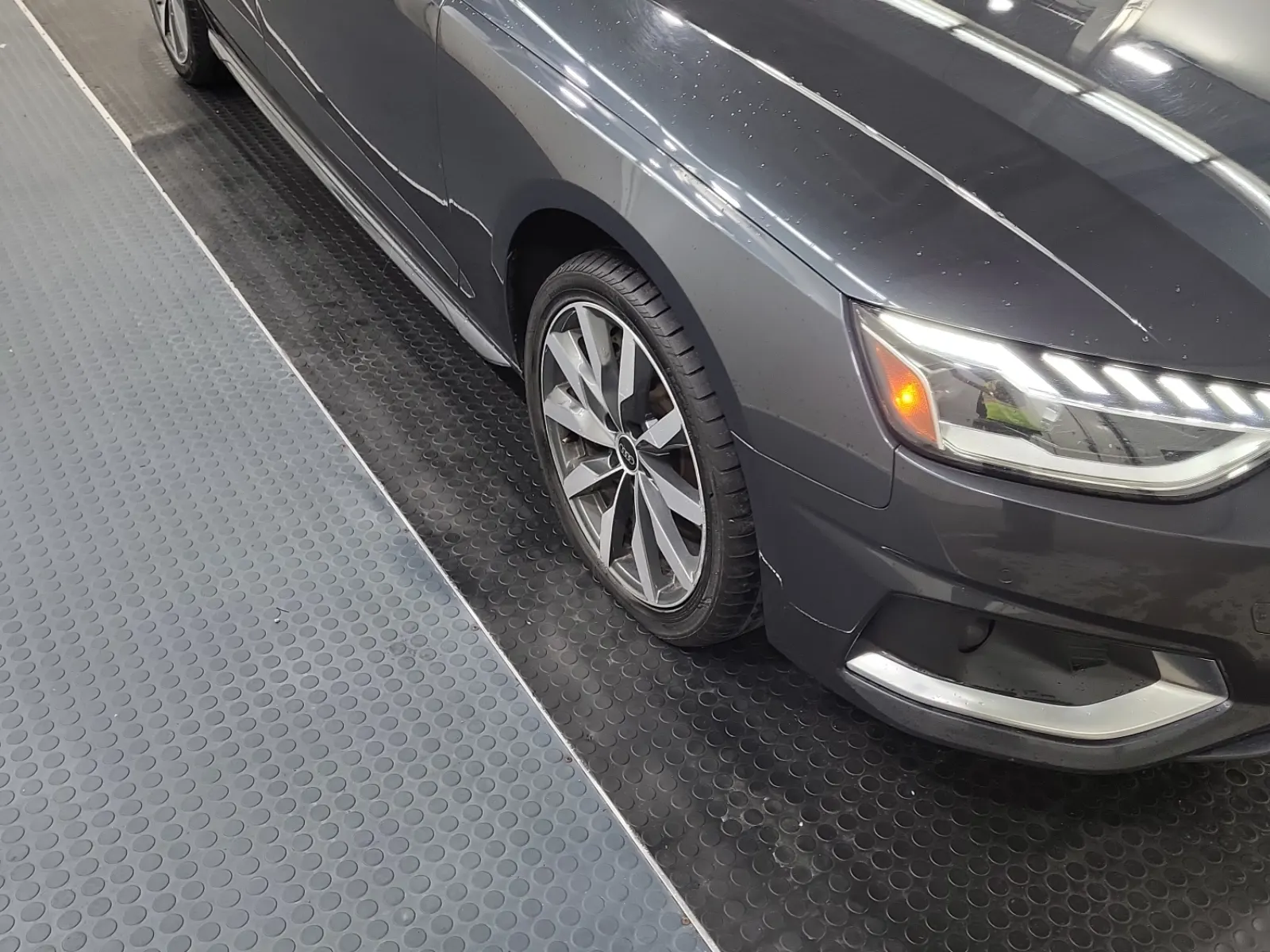 Right Front Wheel/Tire Photo