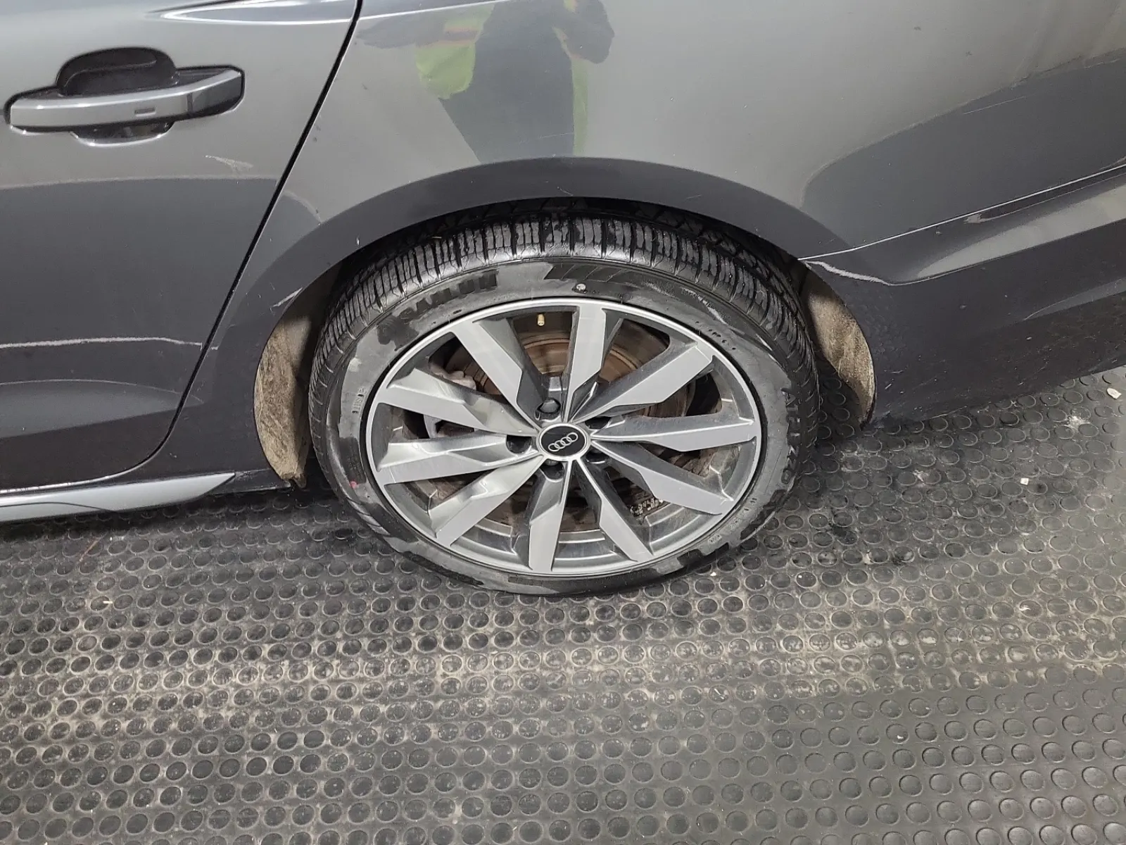 Left Rear Wheel/Tire Photo