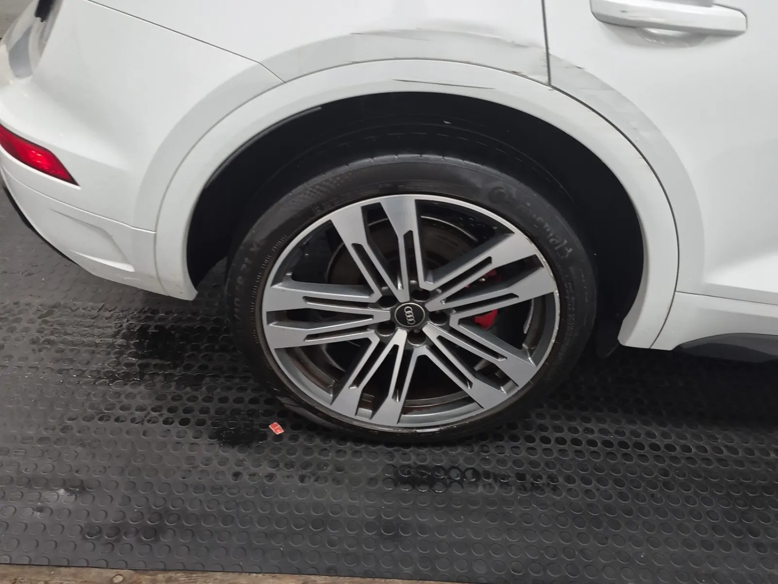 Right Rear Wheel/Tire Photo