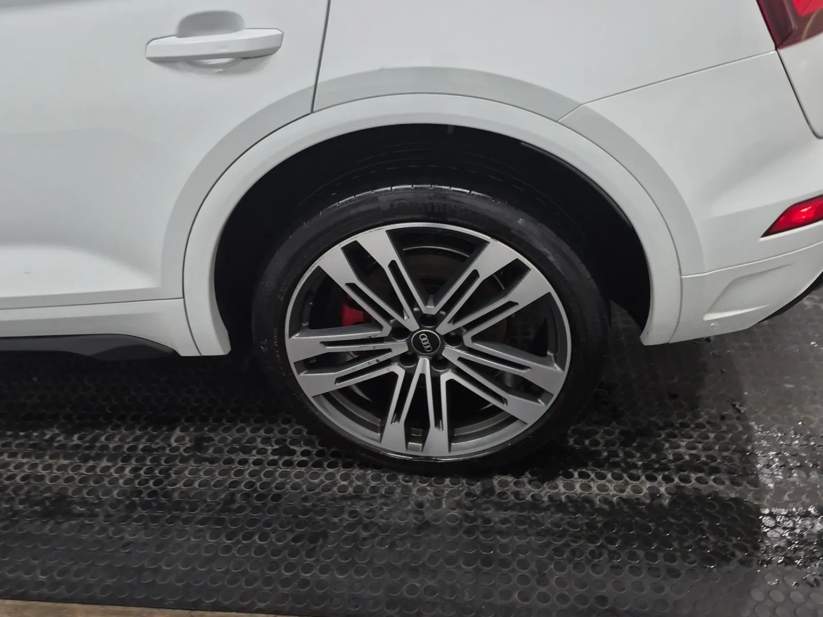 Left Rear Wheel/Tire Photo