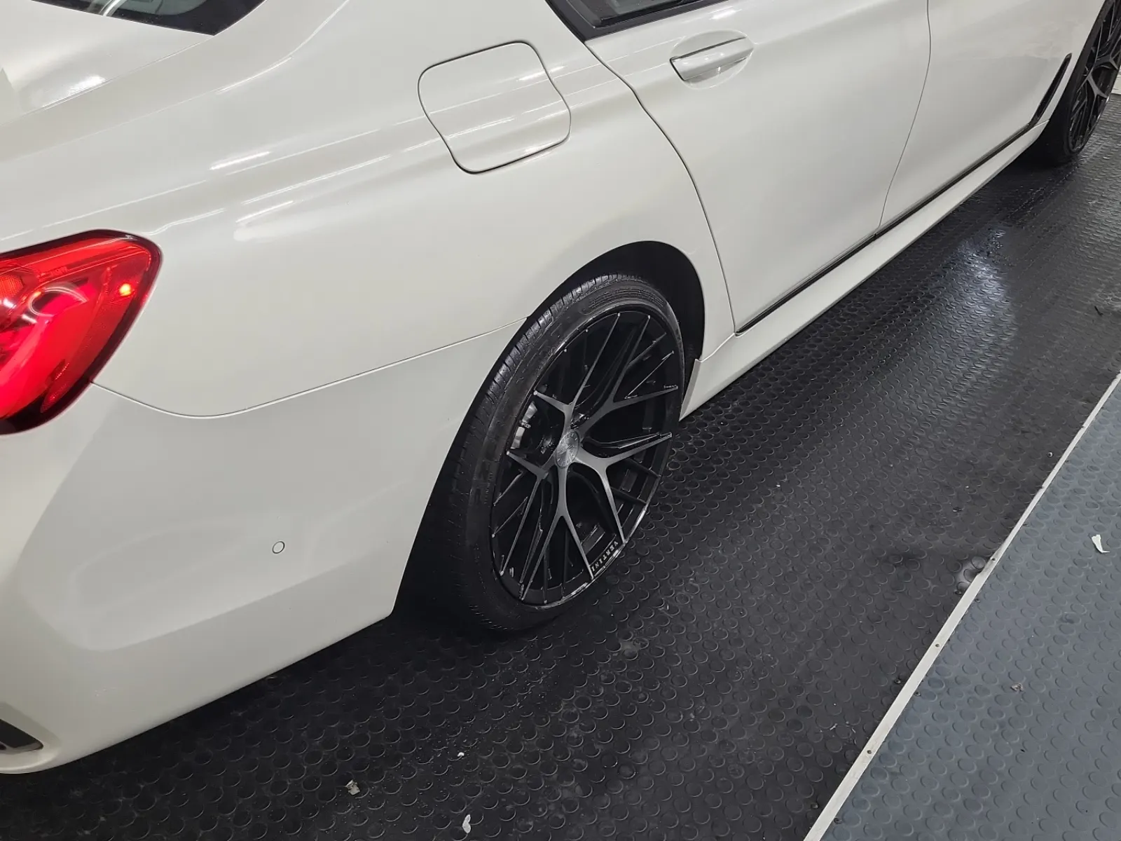 Right Rear Wheel/Tire Photo