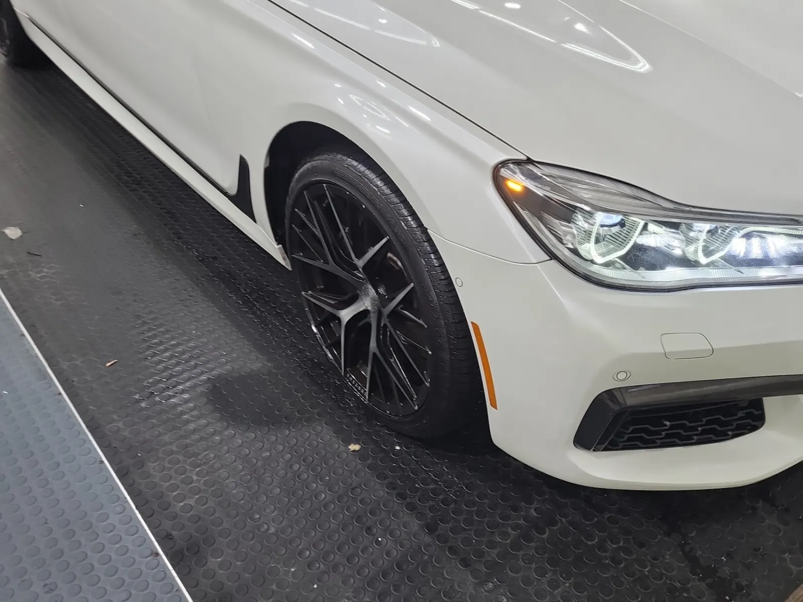 Right Front Wheel/Tire Photo