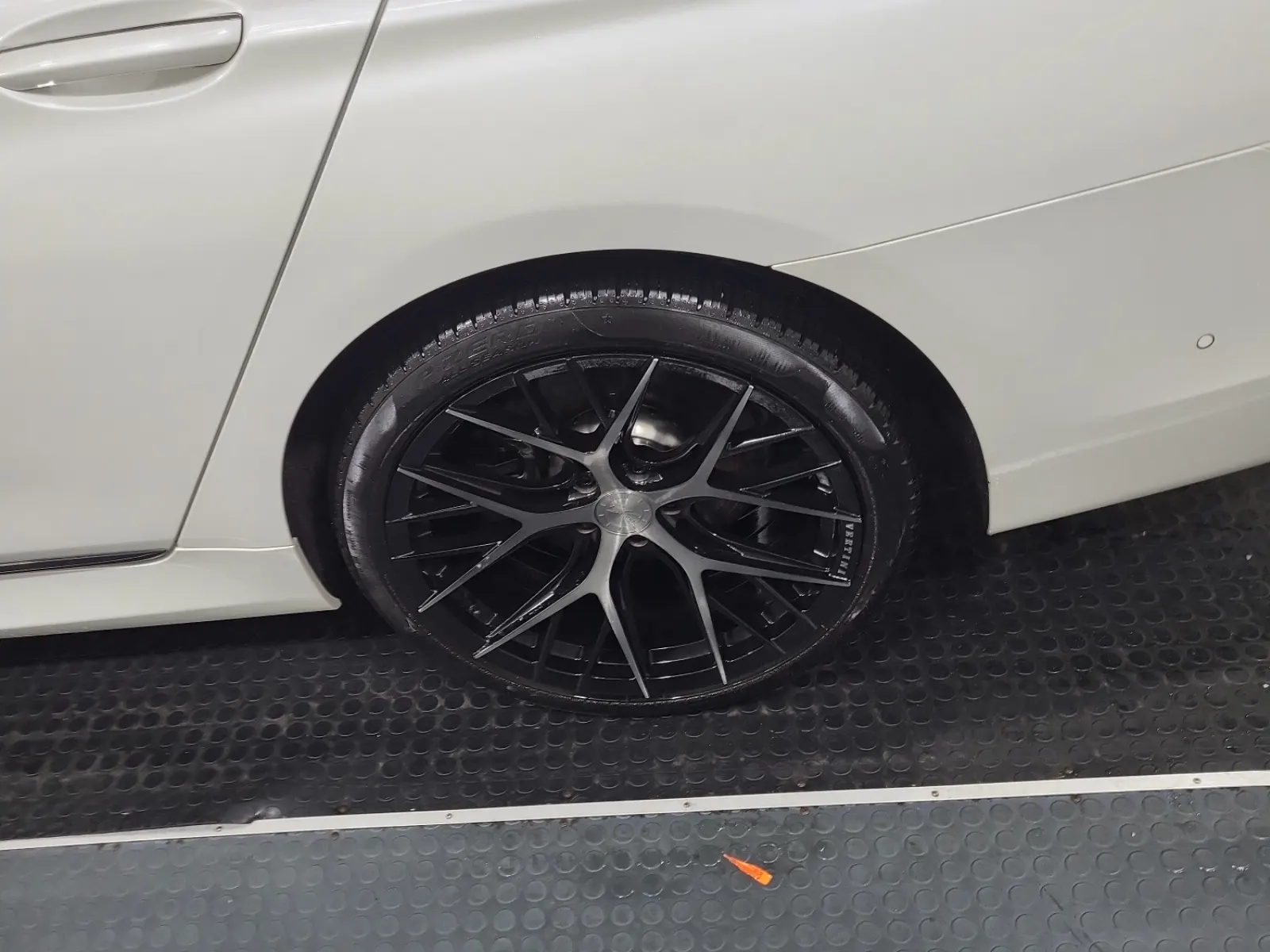 Left Rear Wheel/Tire Photo