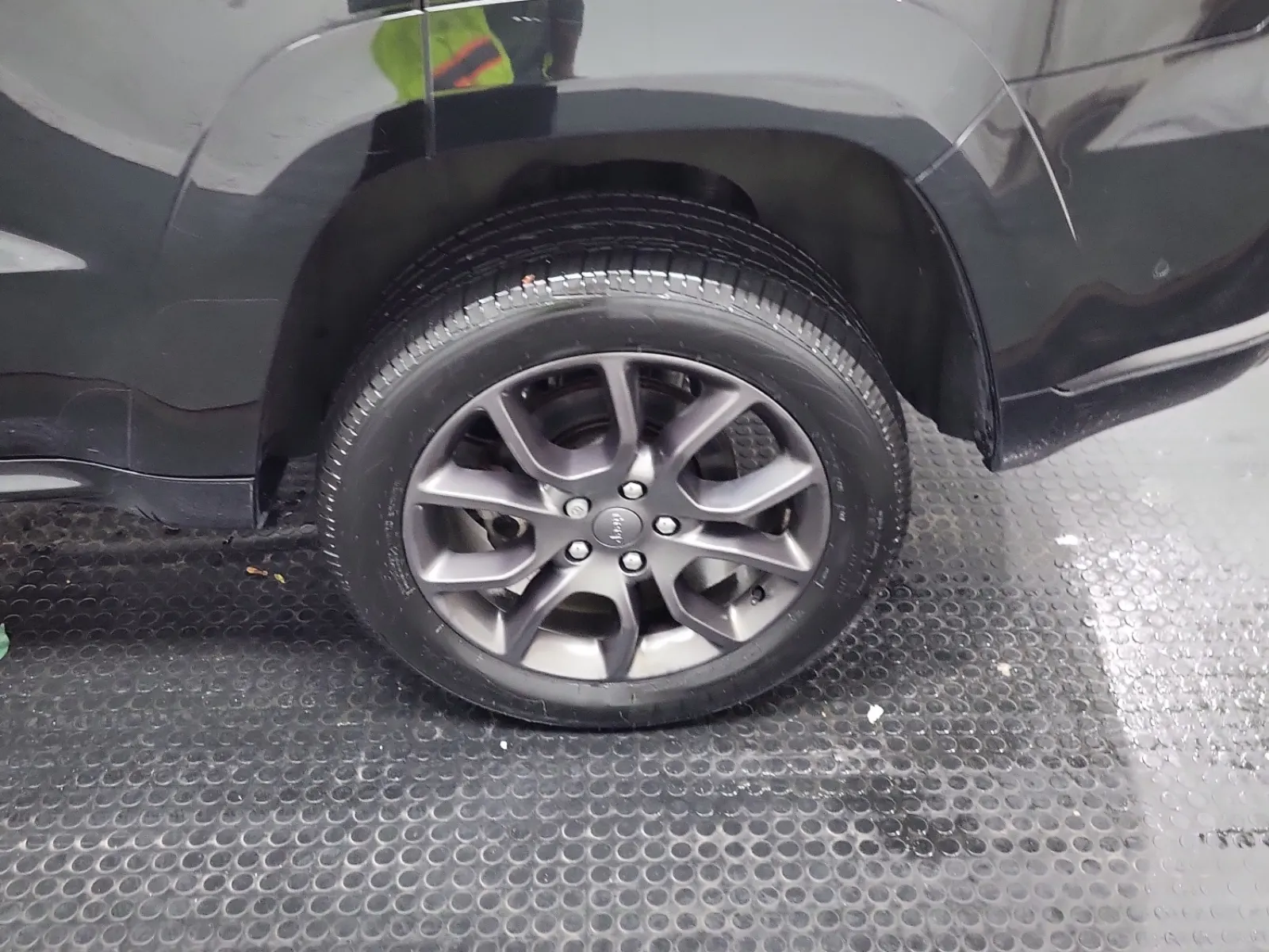 Left Rear Wheel/Tire Photo