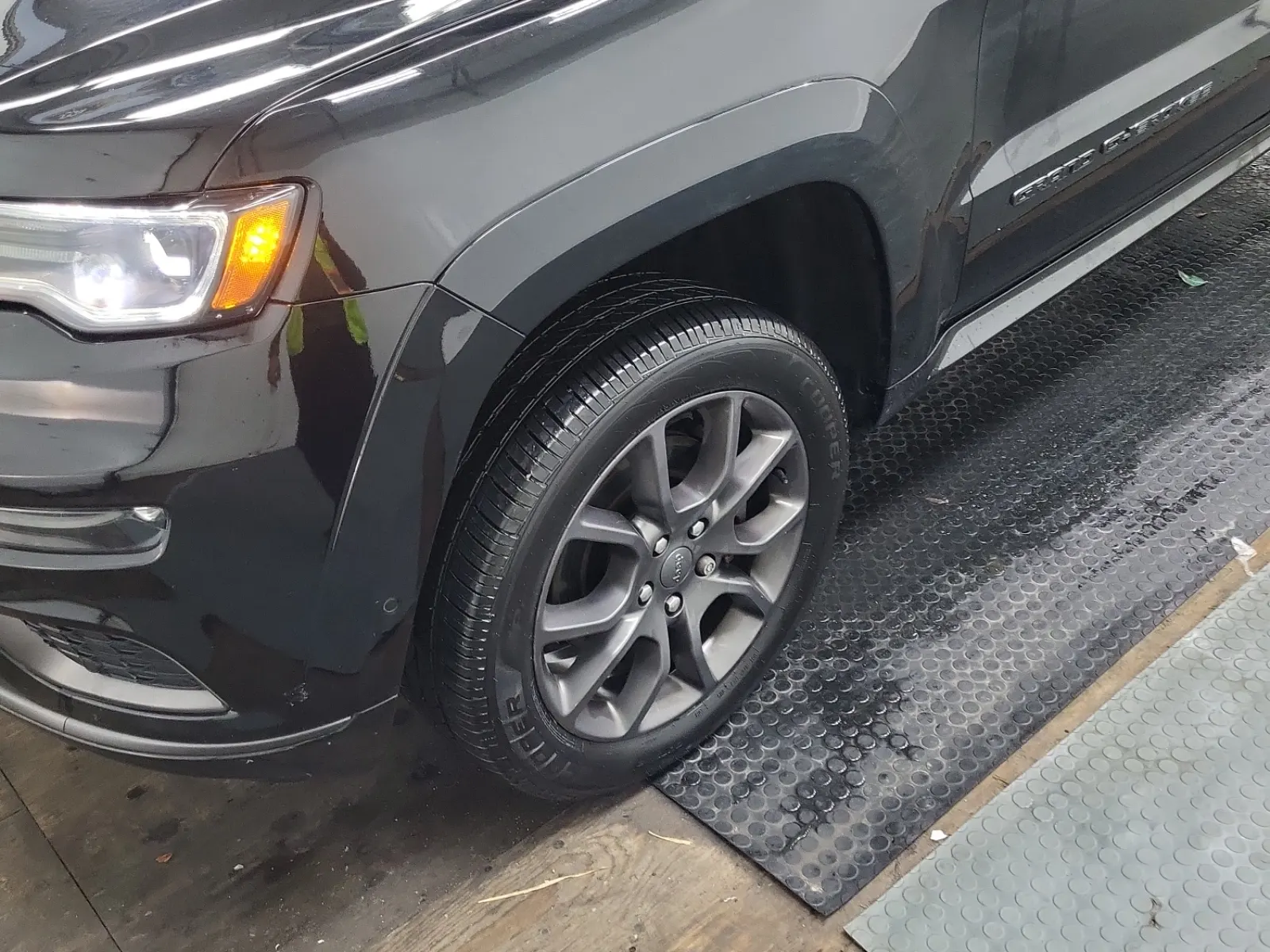 Front driver wheel/tire photo