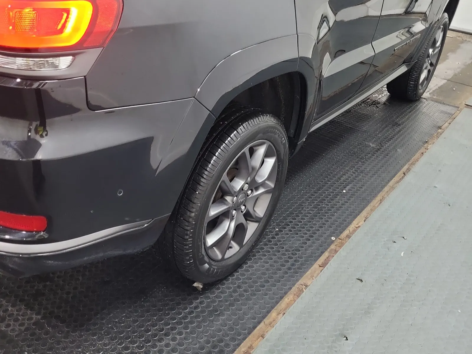 Right Rear Wheel/Tire Photo