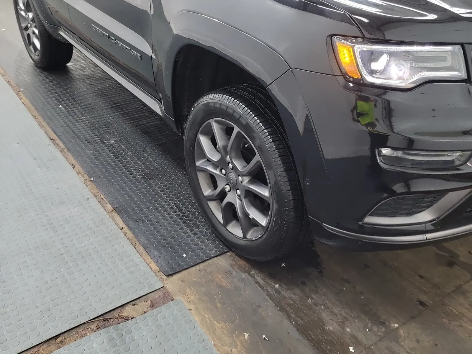 Right Front Wheel/Tire Photo