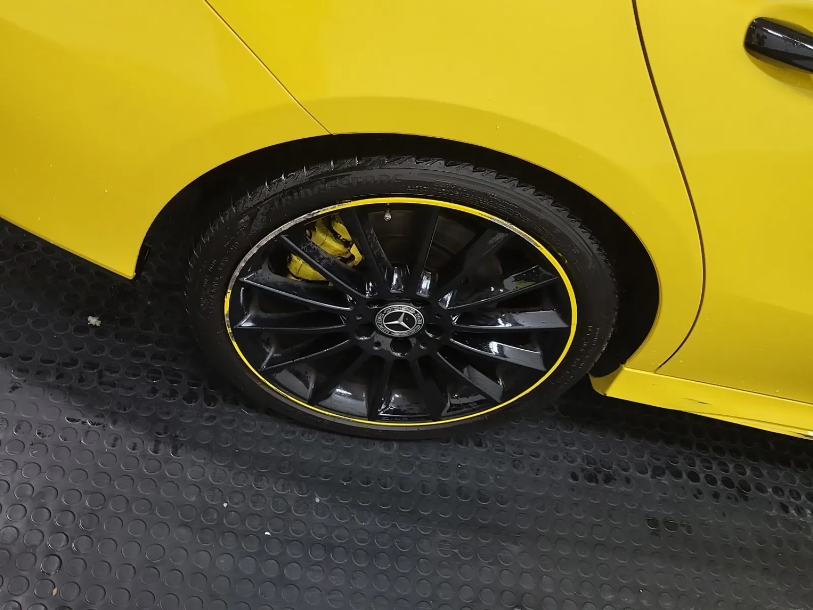 Right Rear Wheel/Tire Photo