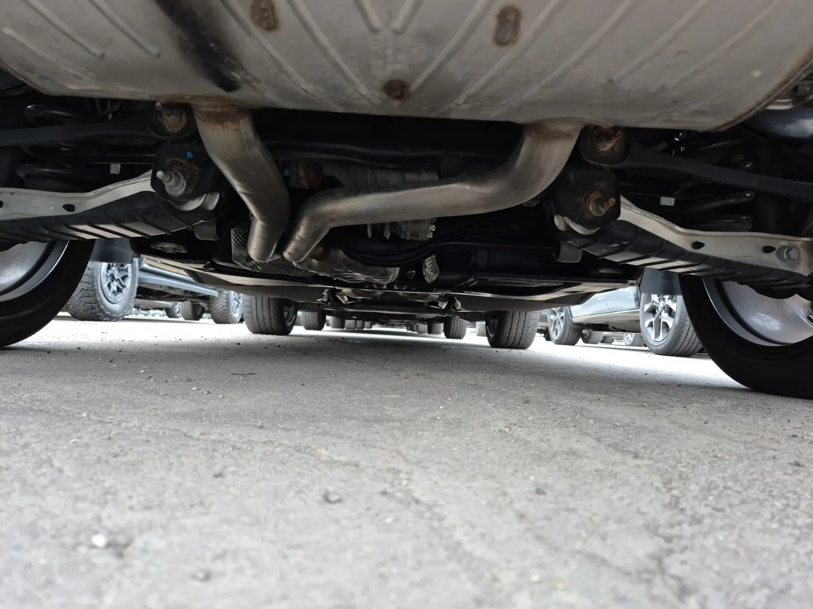 Undercarriage - Rear Photo