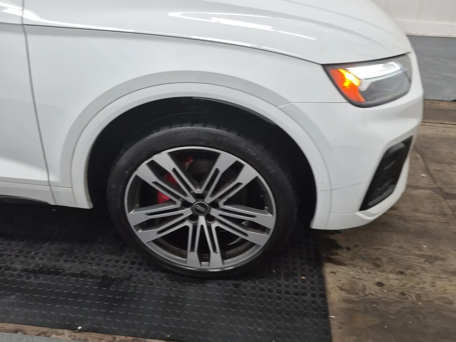 Right Front Wheel/Tire Photo