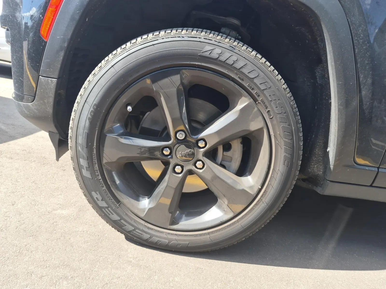 Front driver wheel/tire photo