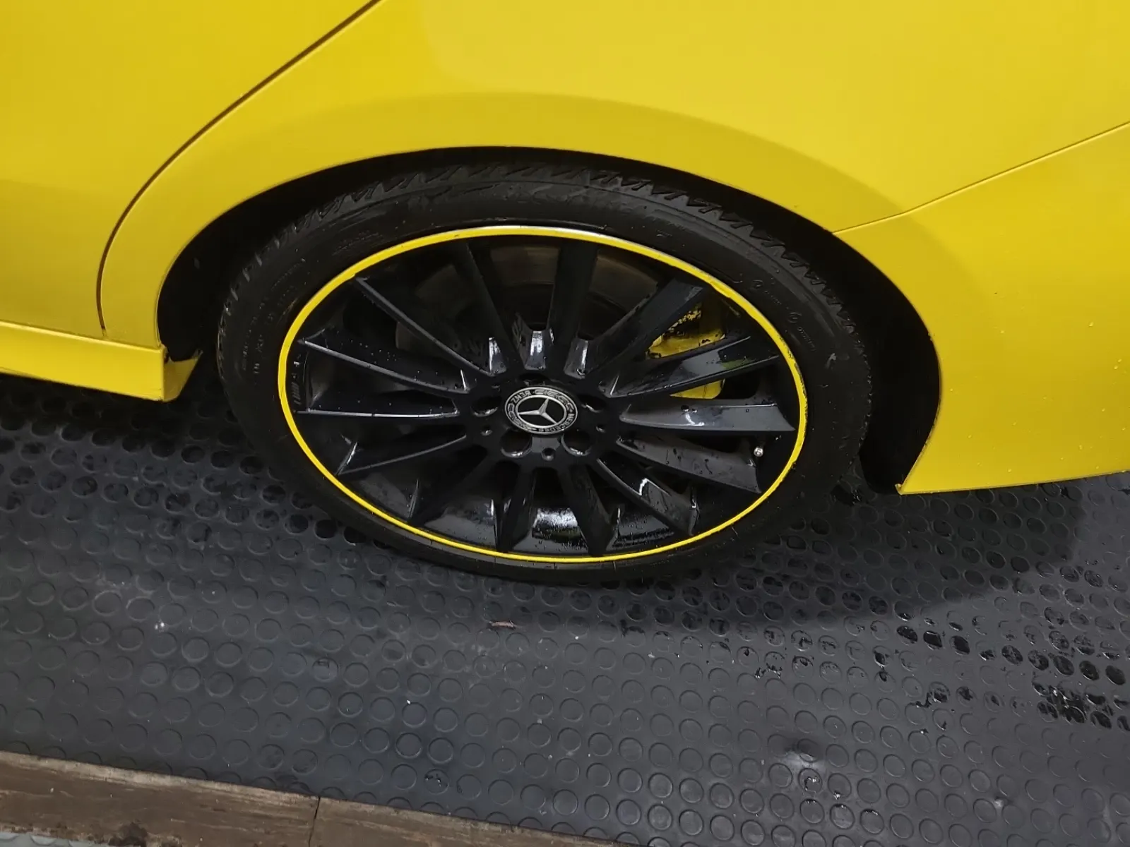 Left Rear Wheel/Tire Photo