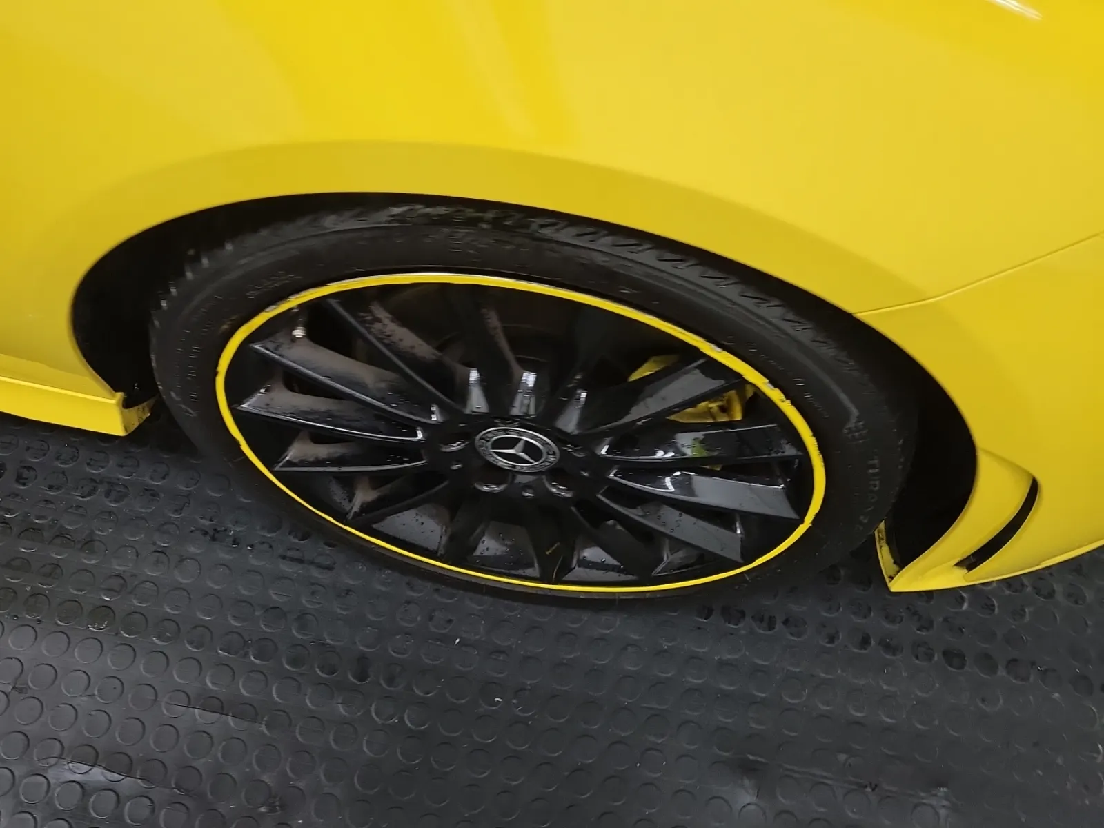 Right Front Wheel/Tire Photo