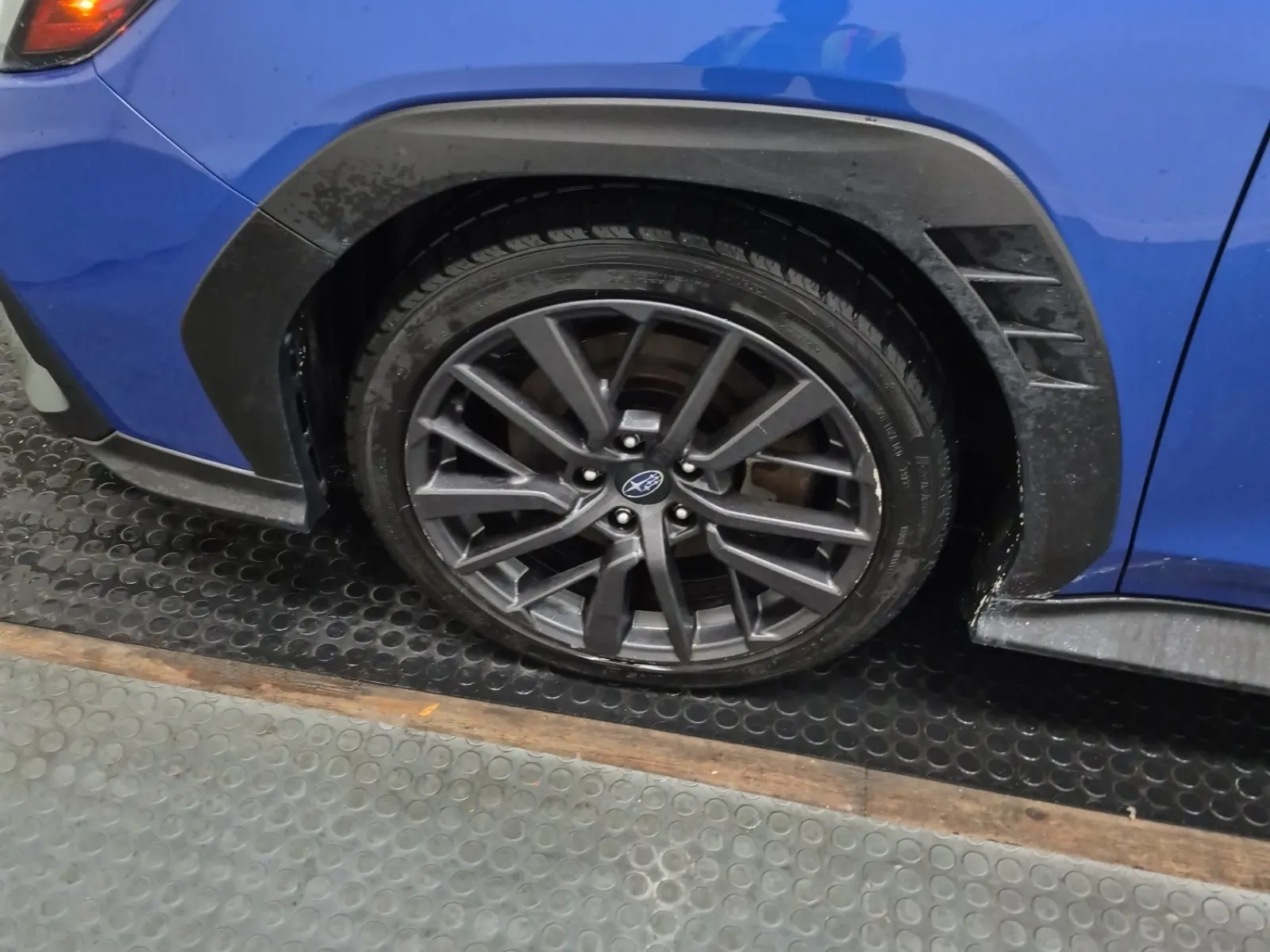 Front driver wheel/tire photo