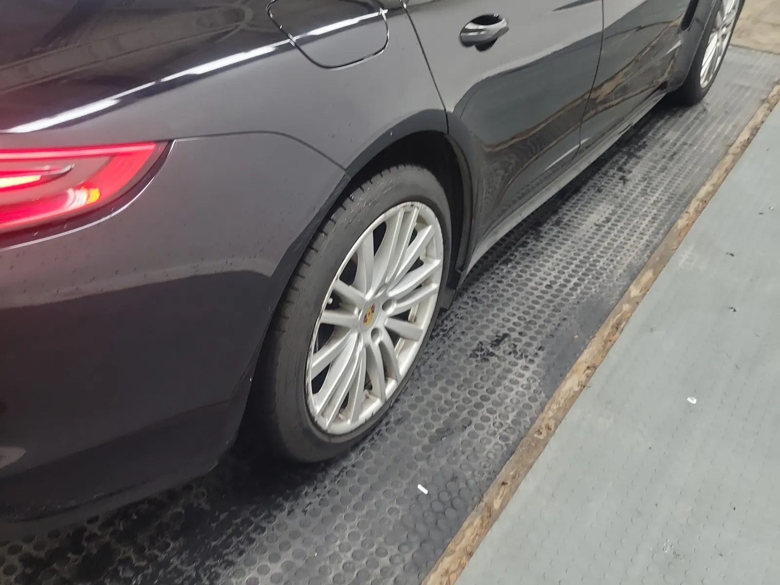 Right Rear Wheel/Tire Photo