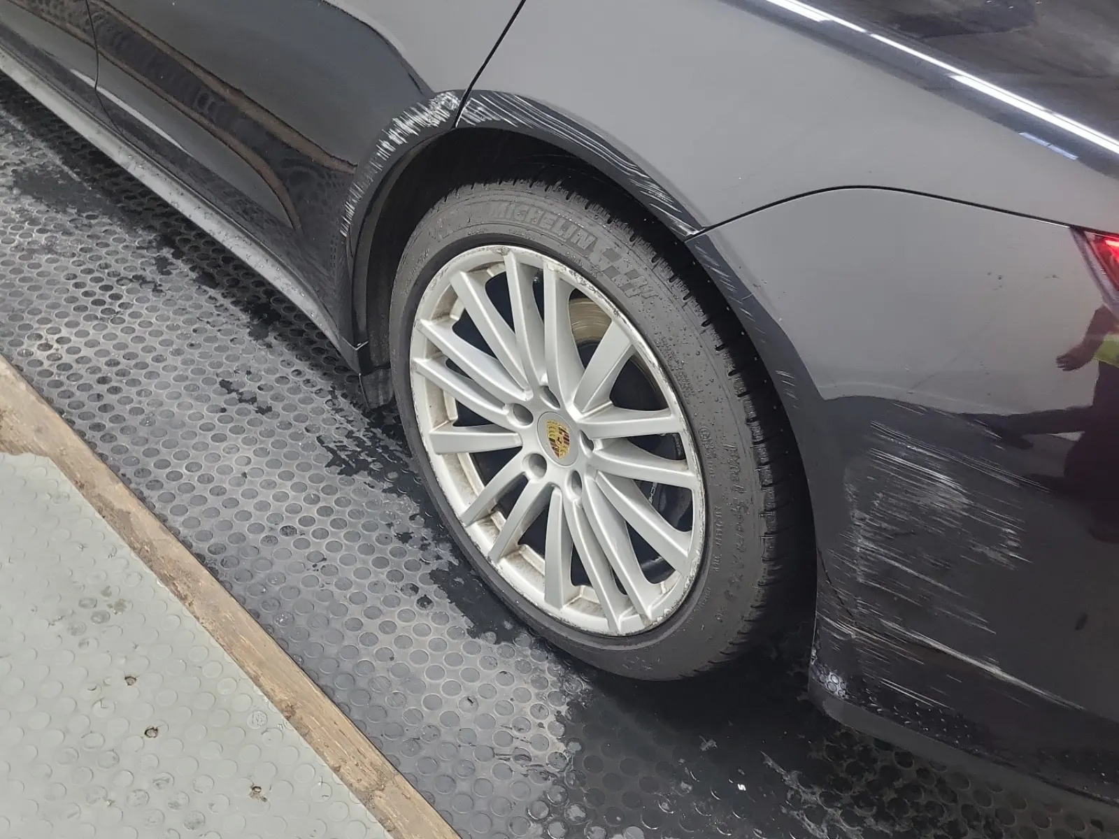 Left Rear Wheel/Tire Photo
