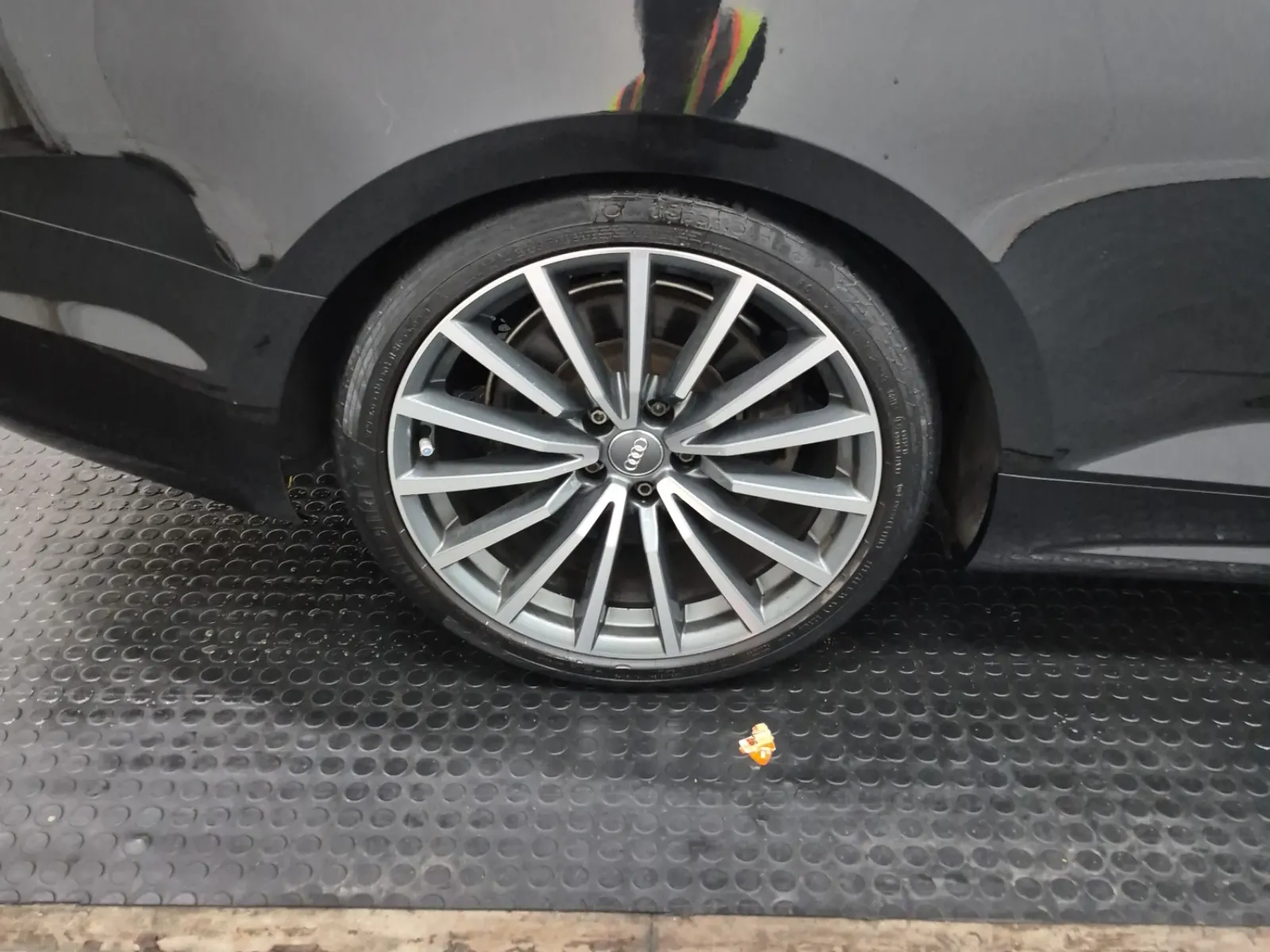 Right Rear Wheel/Tire Photo