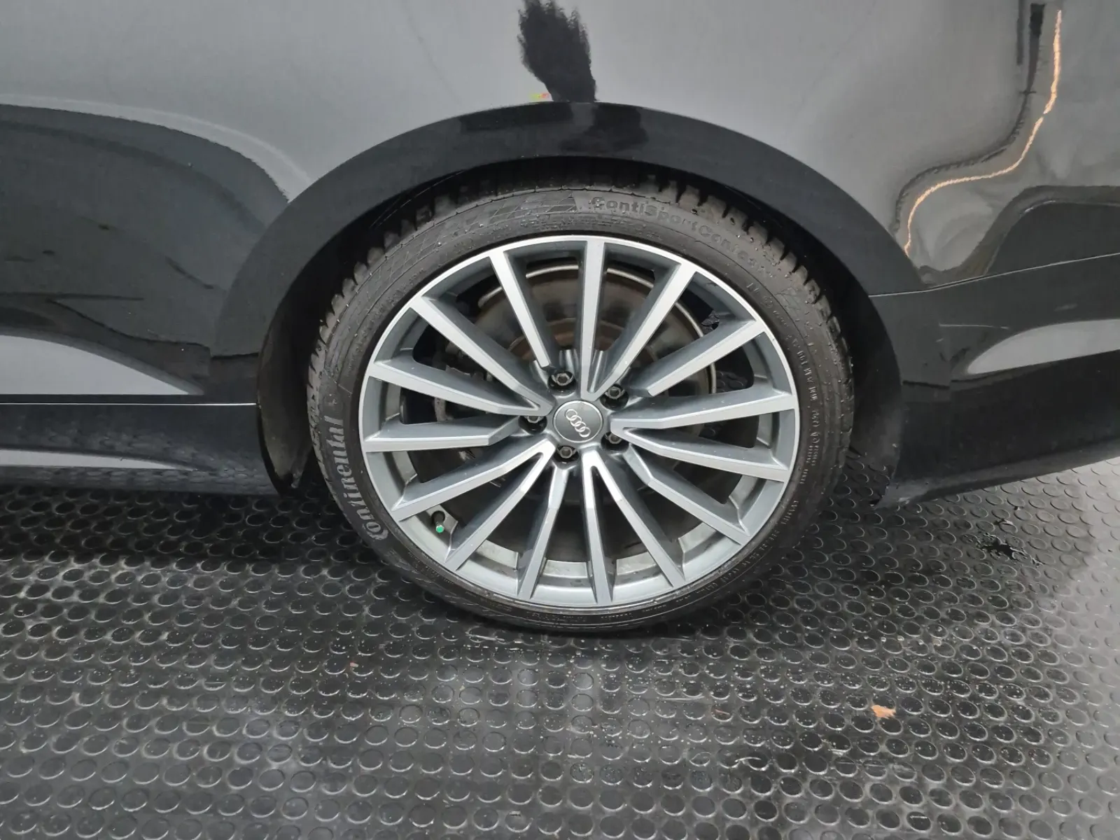 Left Rear Wheel/Tire Photo