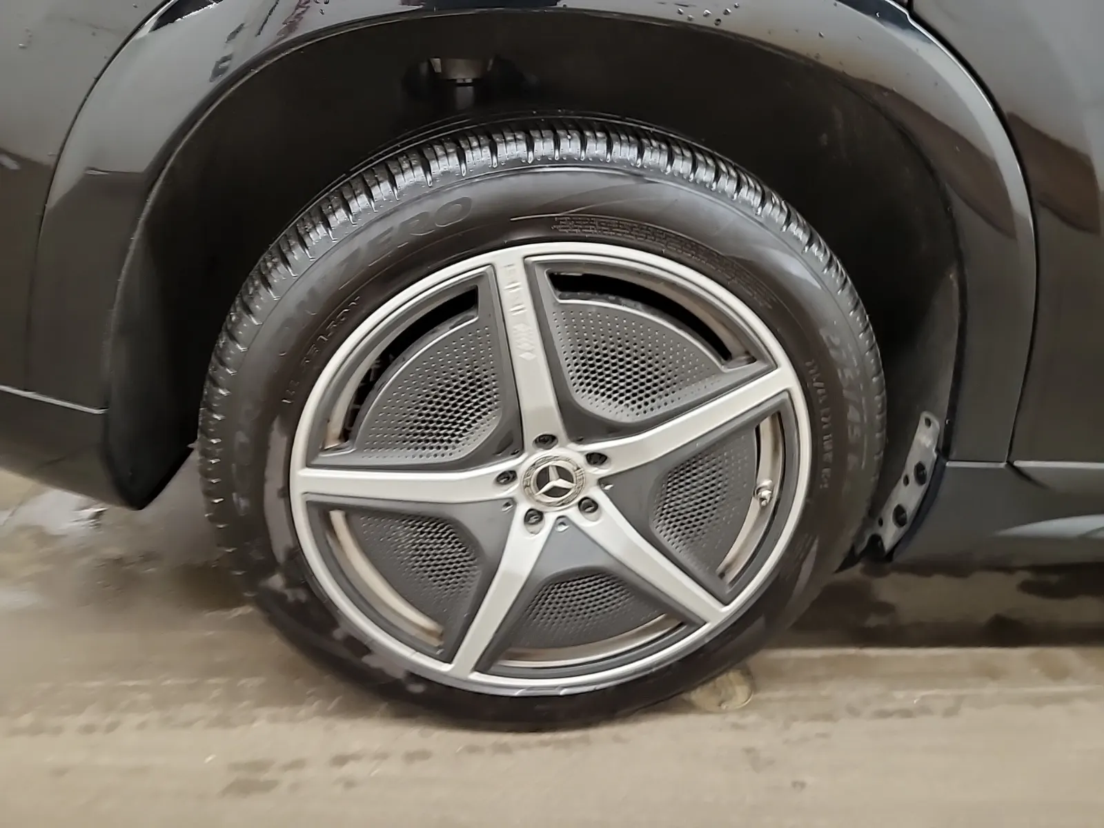 Right Rear Wheel/Tire Photo