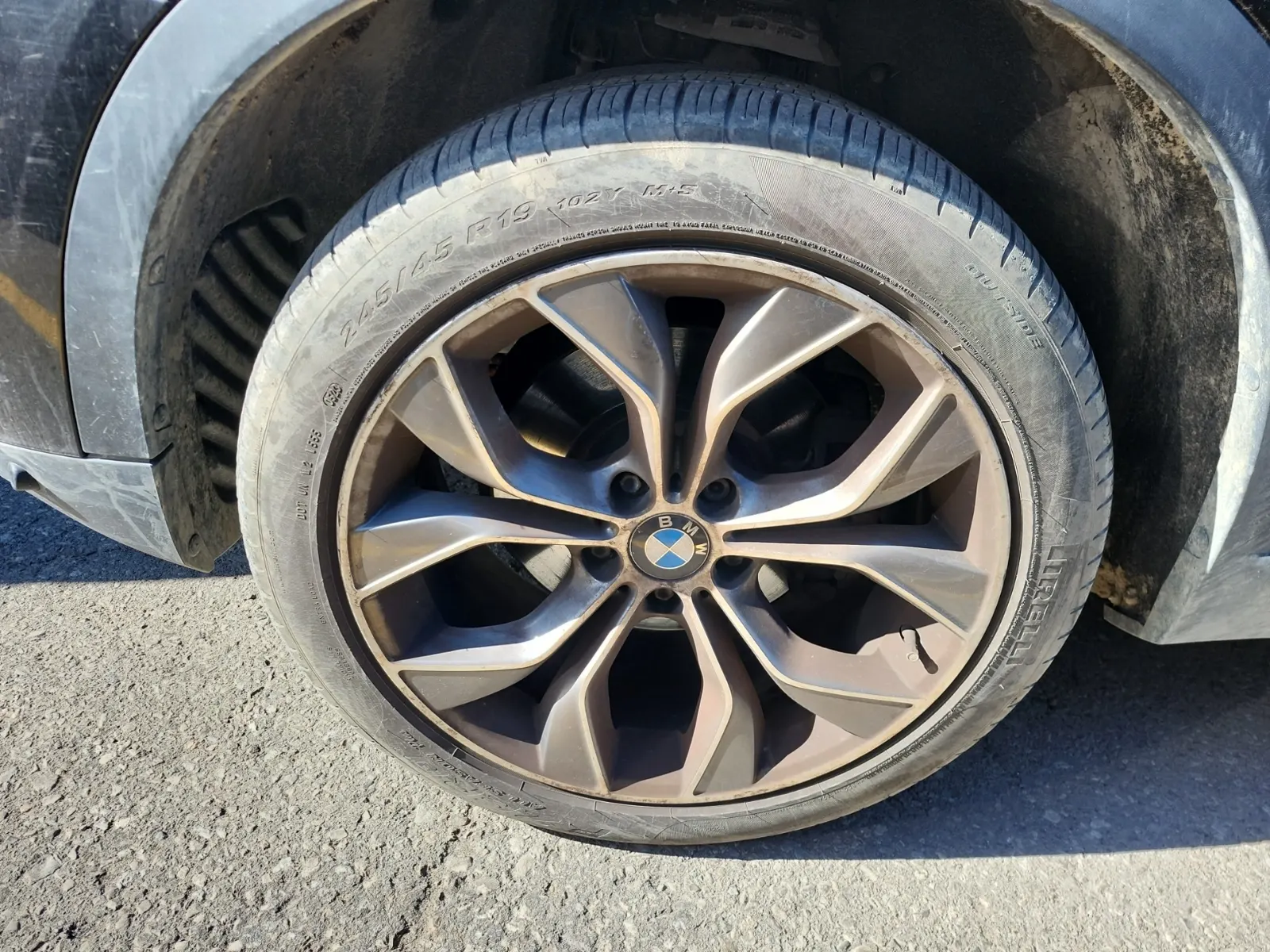 Front driver wheel/tire photo