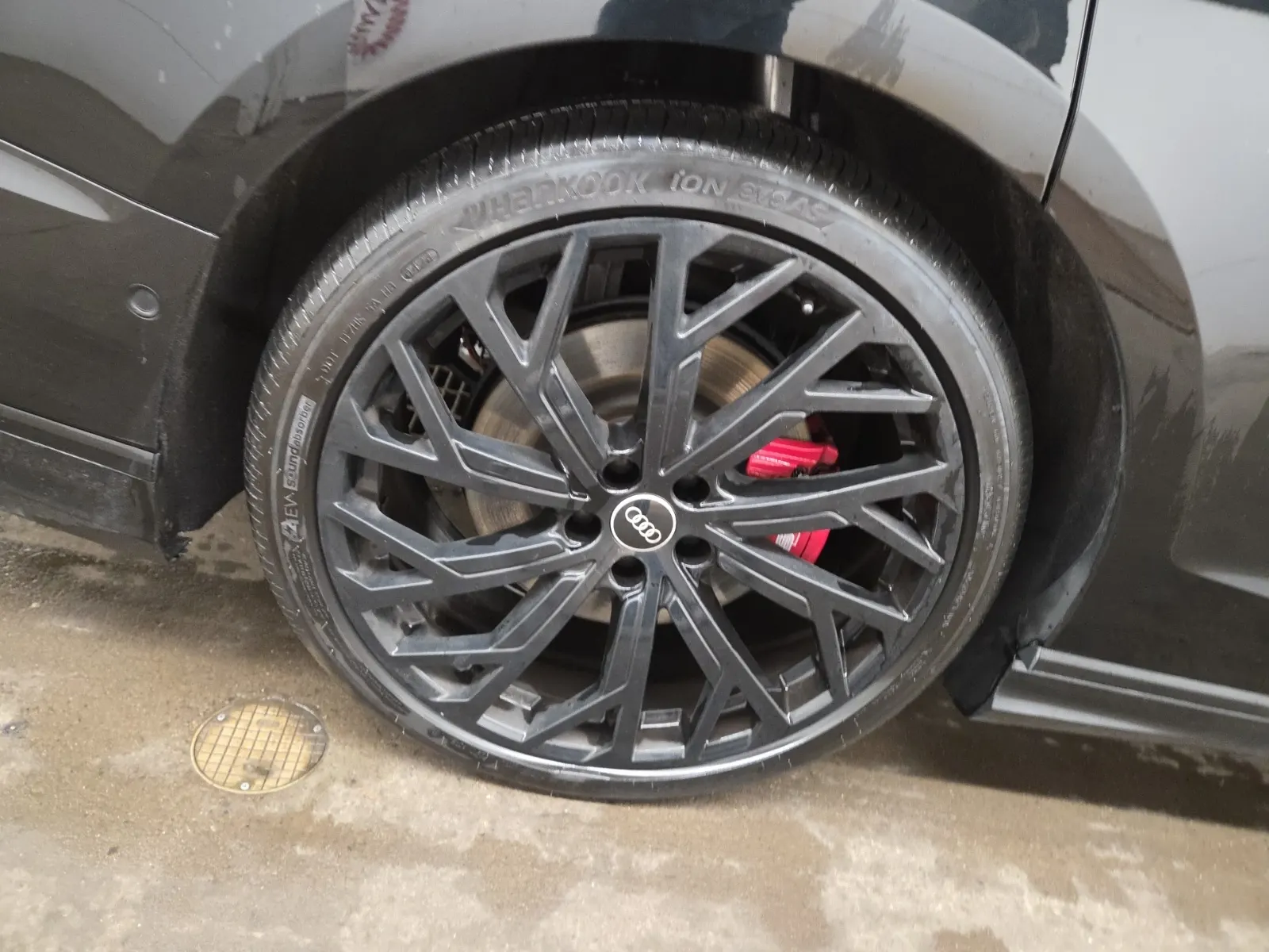Right Rear Wheel/Tire Photo