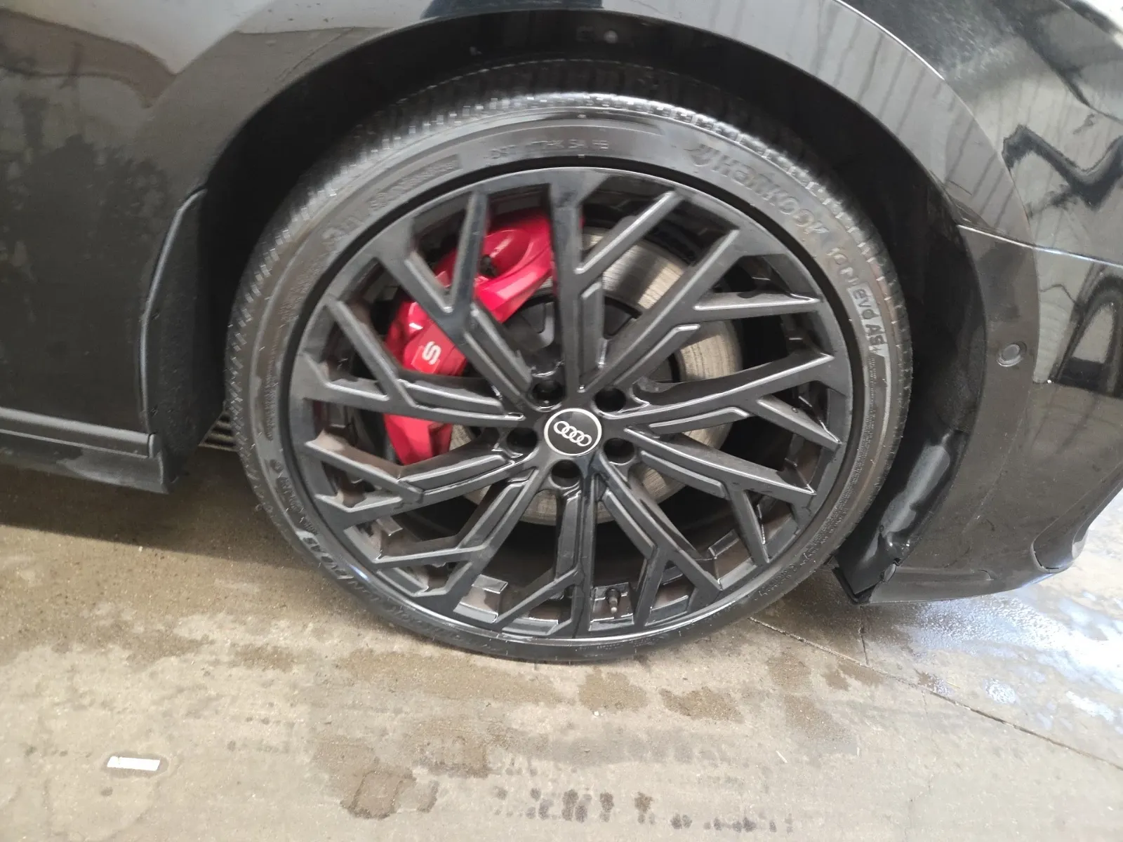 Right Front Wheel/Tire Photo