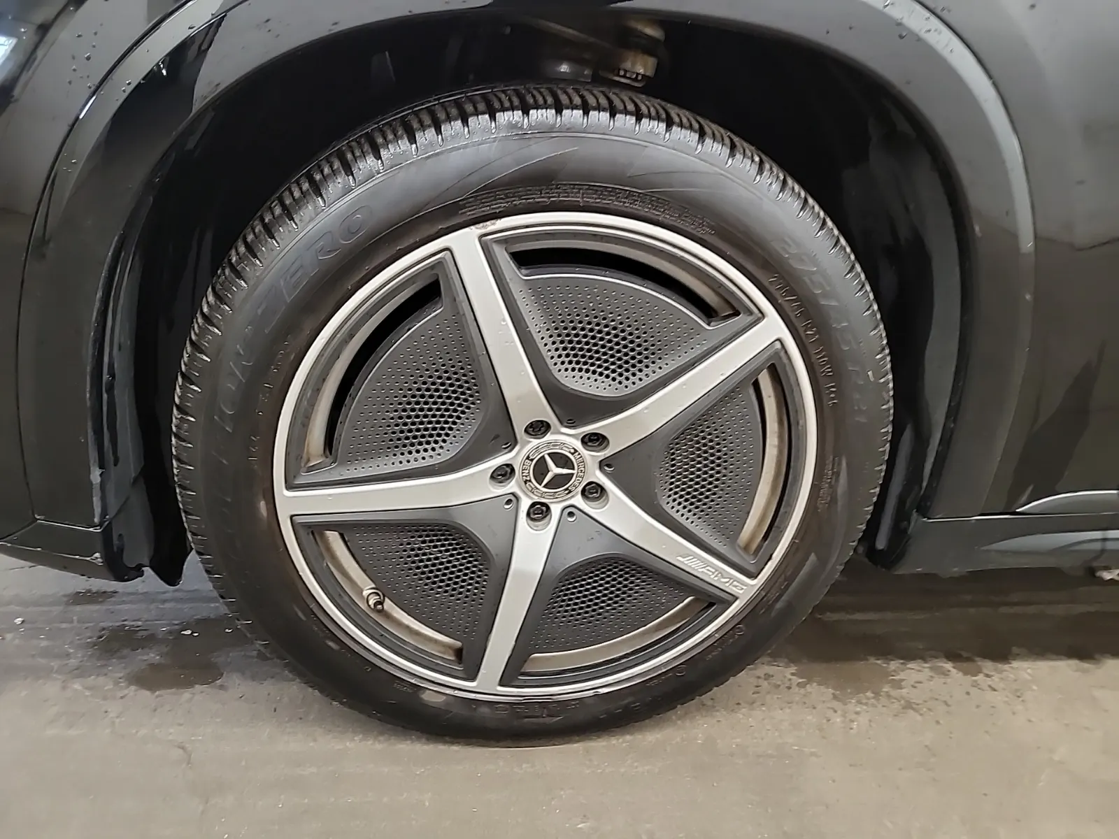 Front driver wheel/tire photo