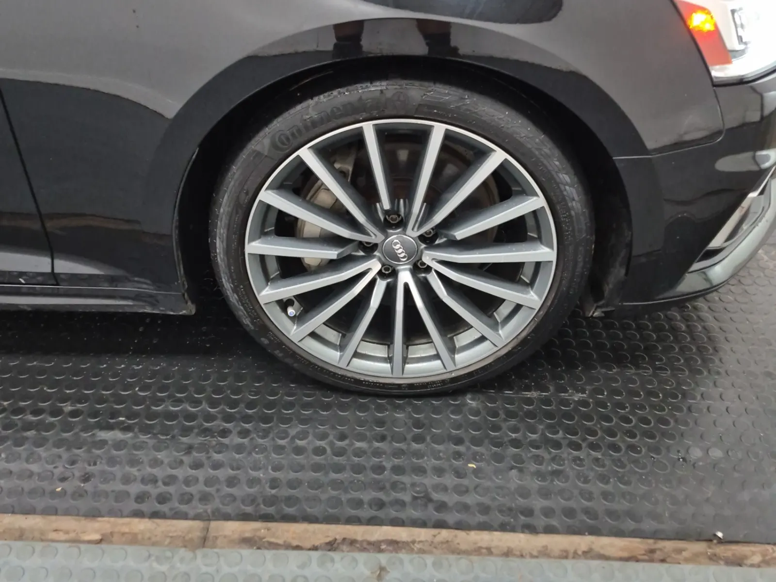 Right Front Wheel/Tire Photo