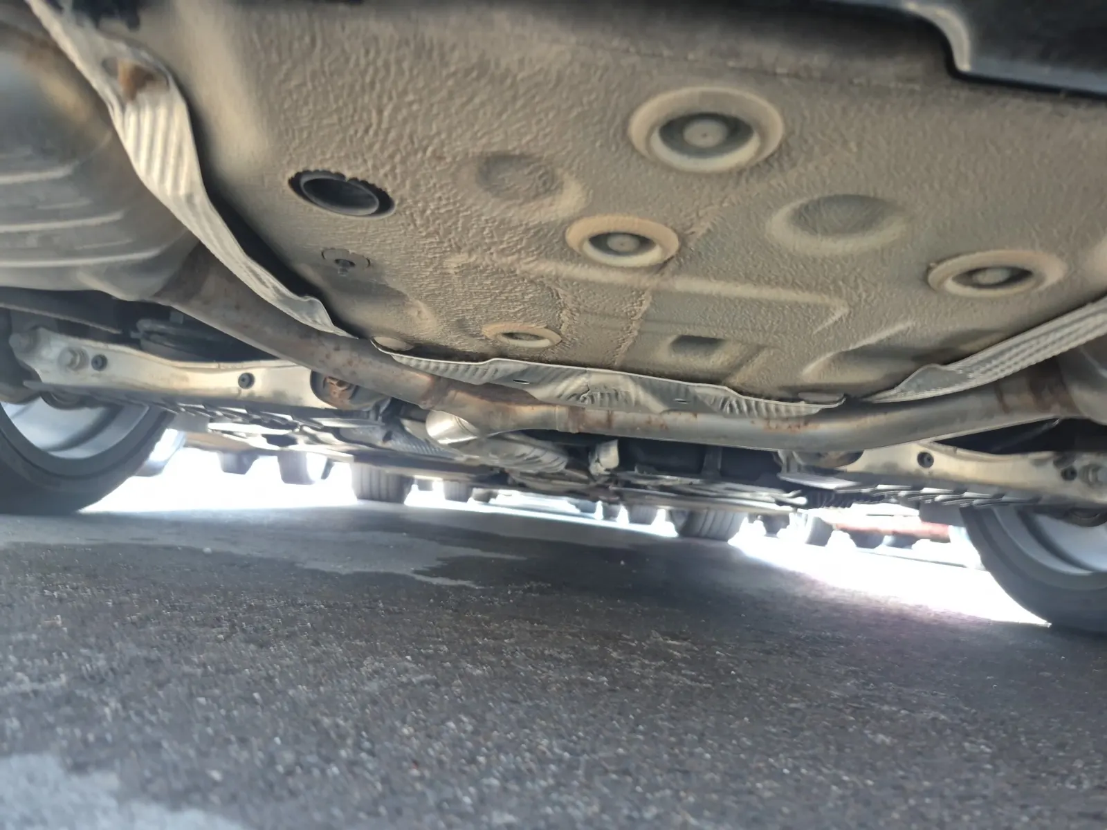 Undercarriage - Rear Photo