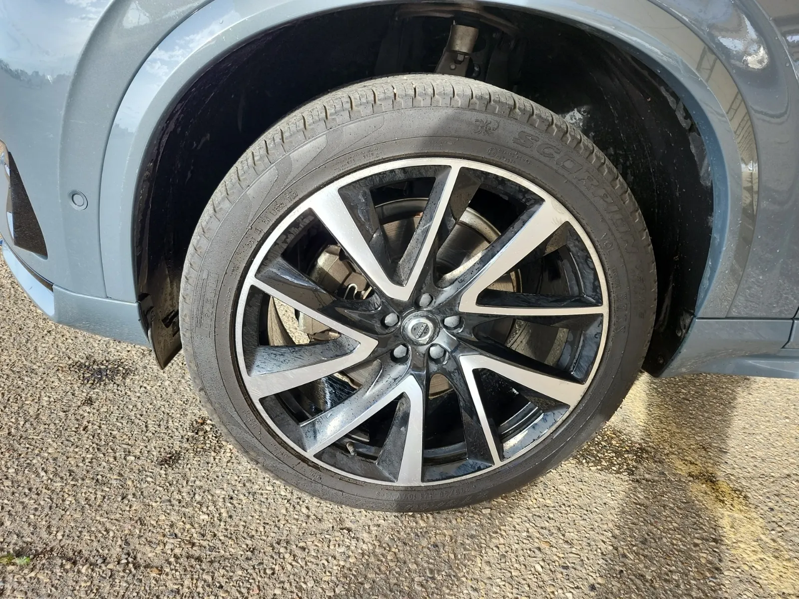 Front driver wheel/tire photo