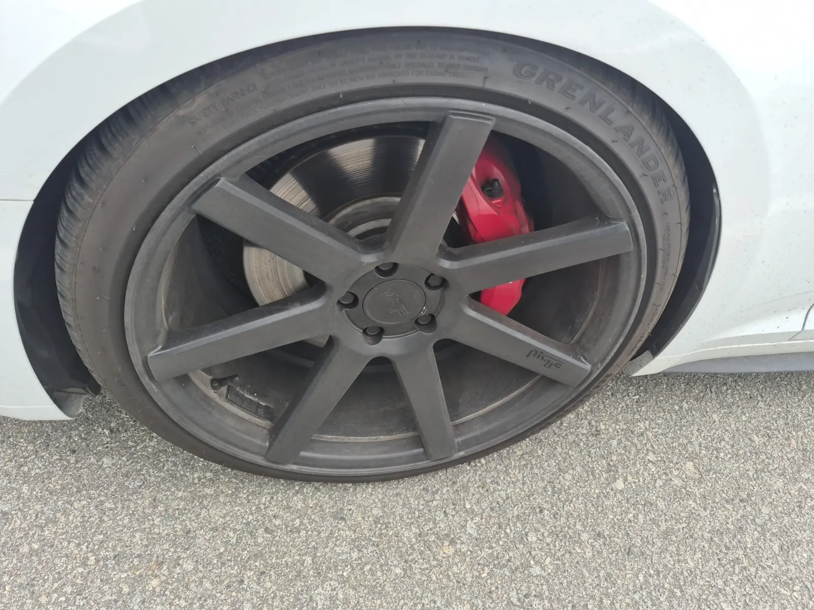 Front driver wheel/tire photo