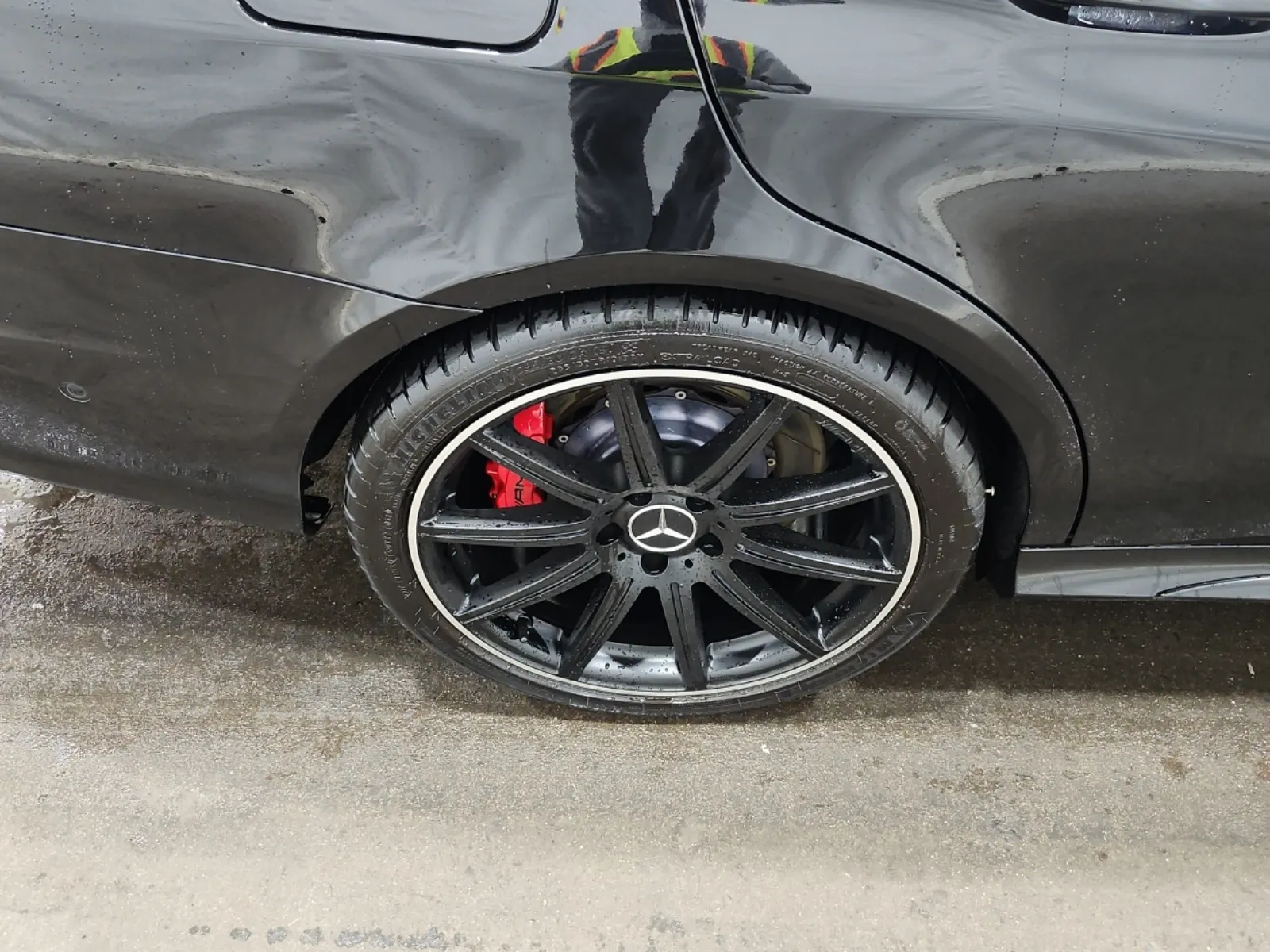 Right Rear Wheel/Tire Photo