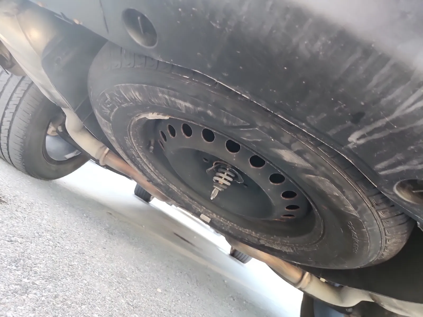 Undercarriage - Rear Photo