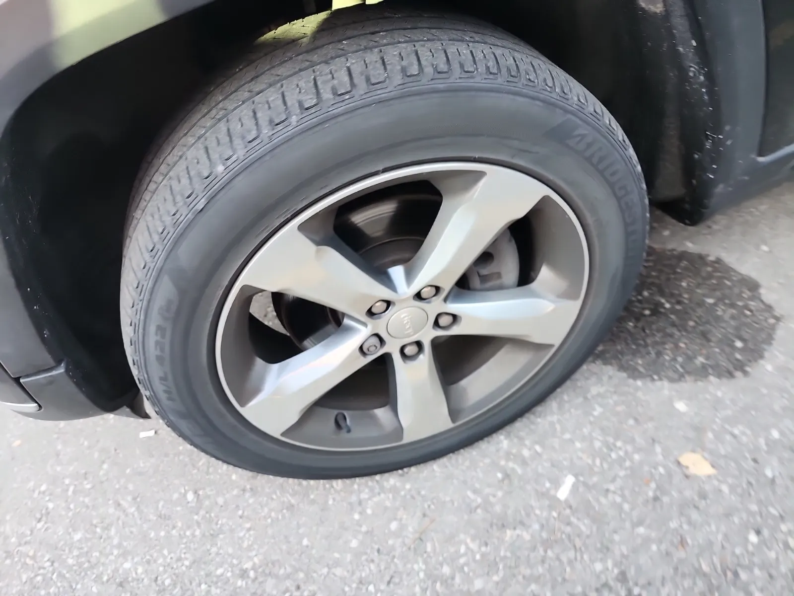 Front driver wheel/tire photo