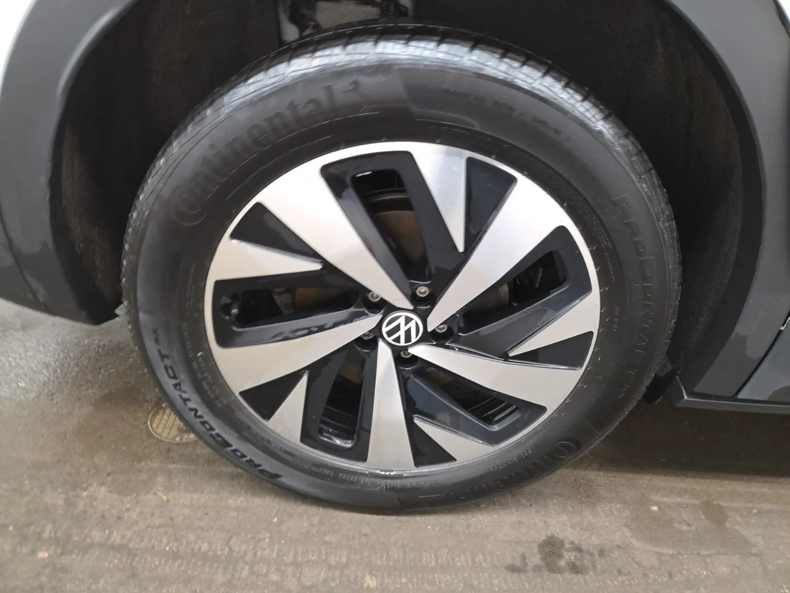 Right Rear Wheel/Tire Photo