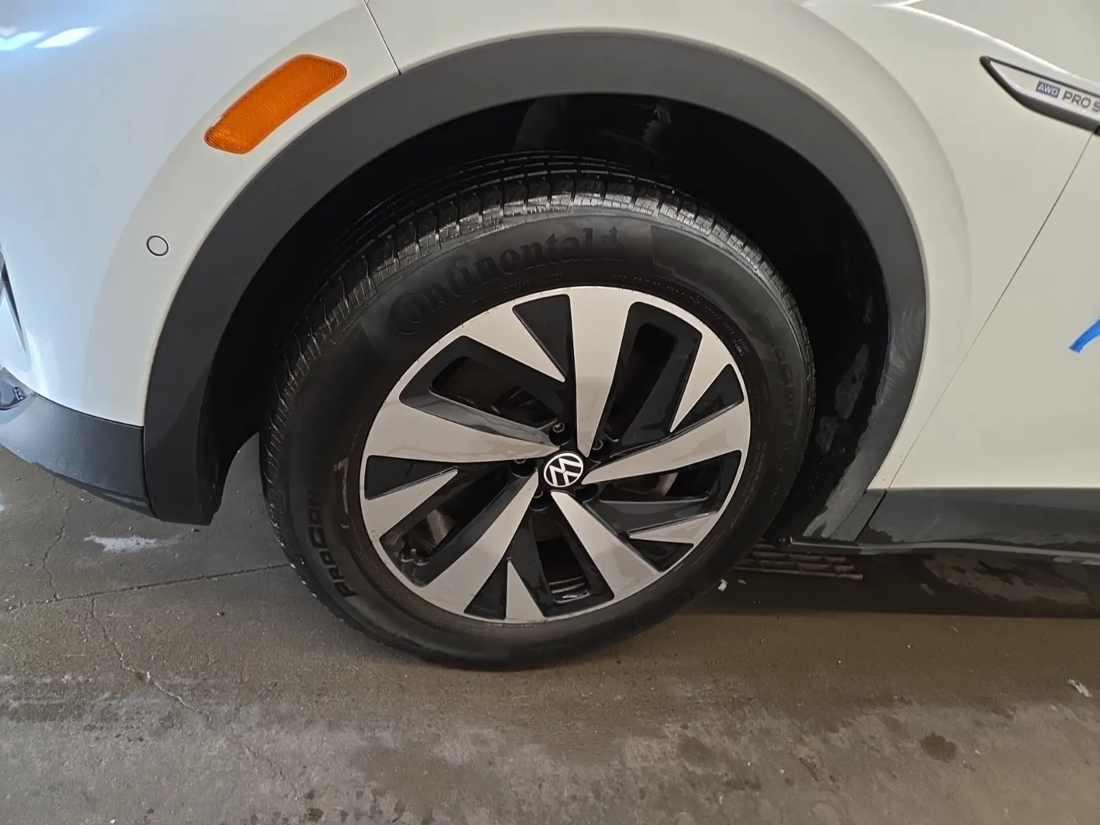 Front driver wheel/tire photo